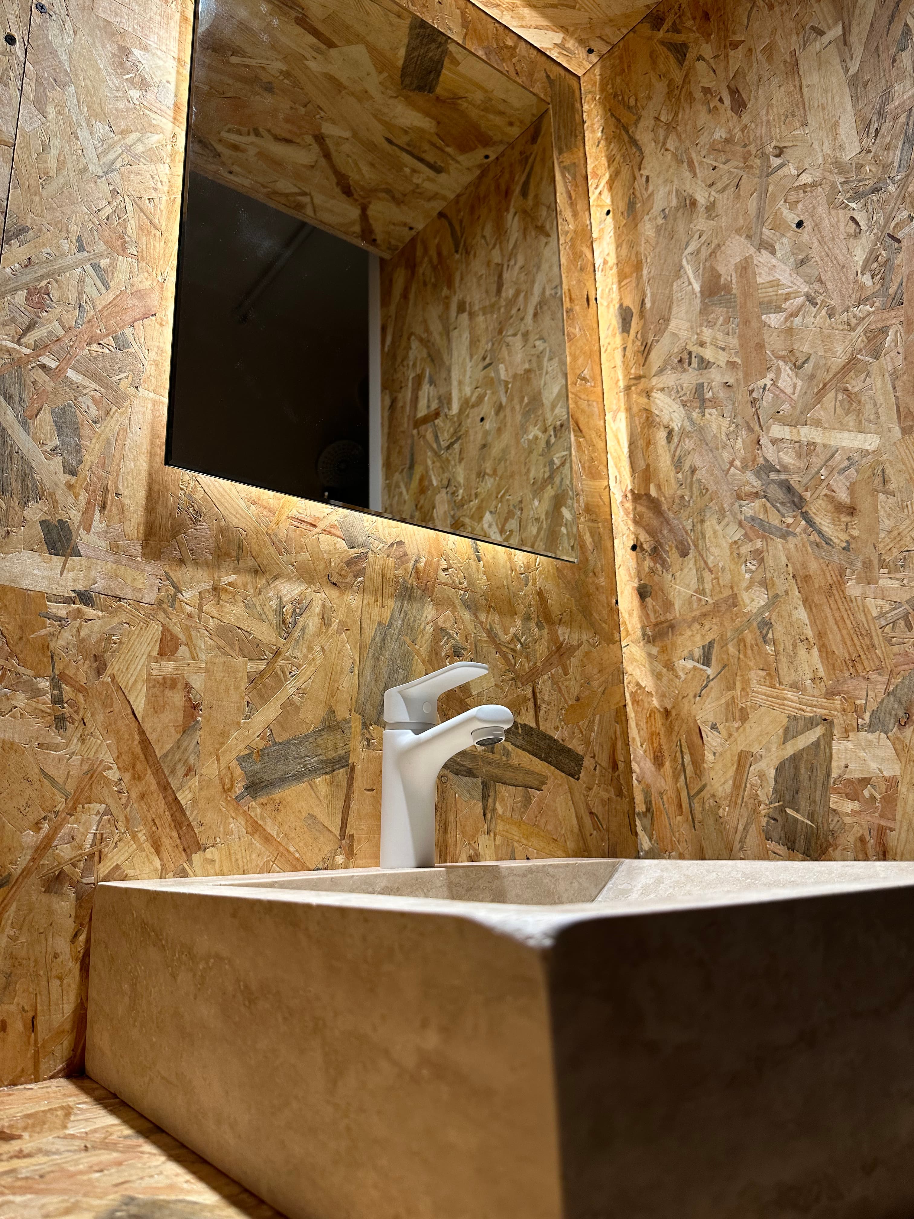 Salle de bain — lavabo et baignoire OSB
