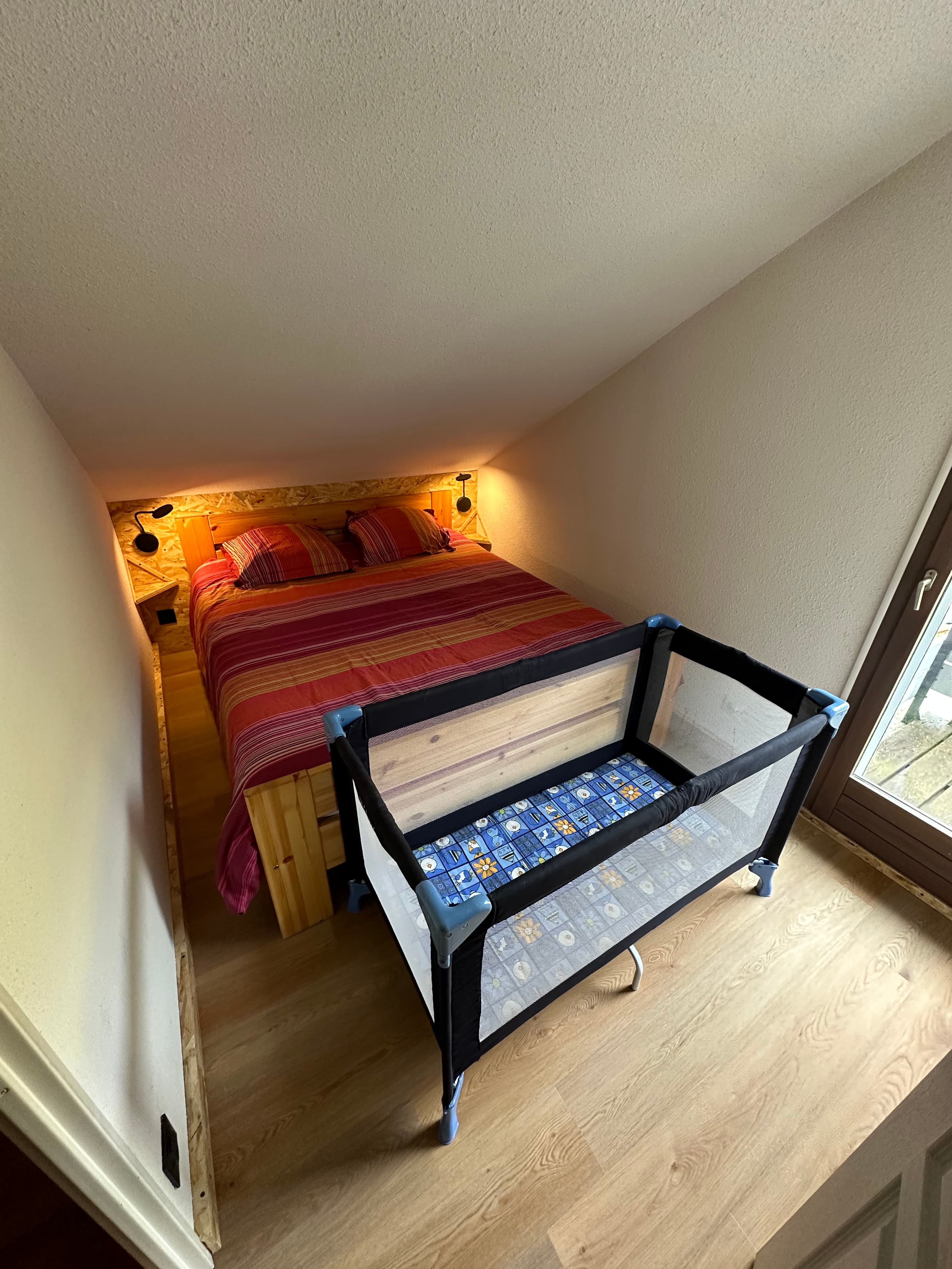 Chambre double avec lit parapluie