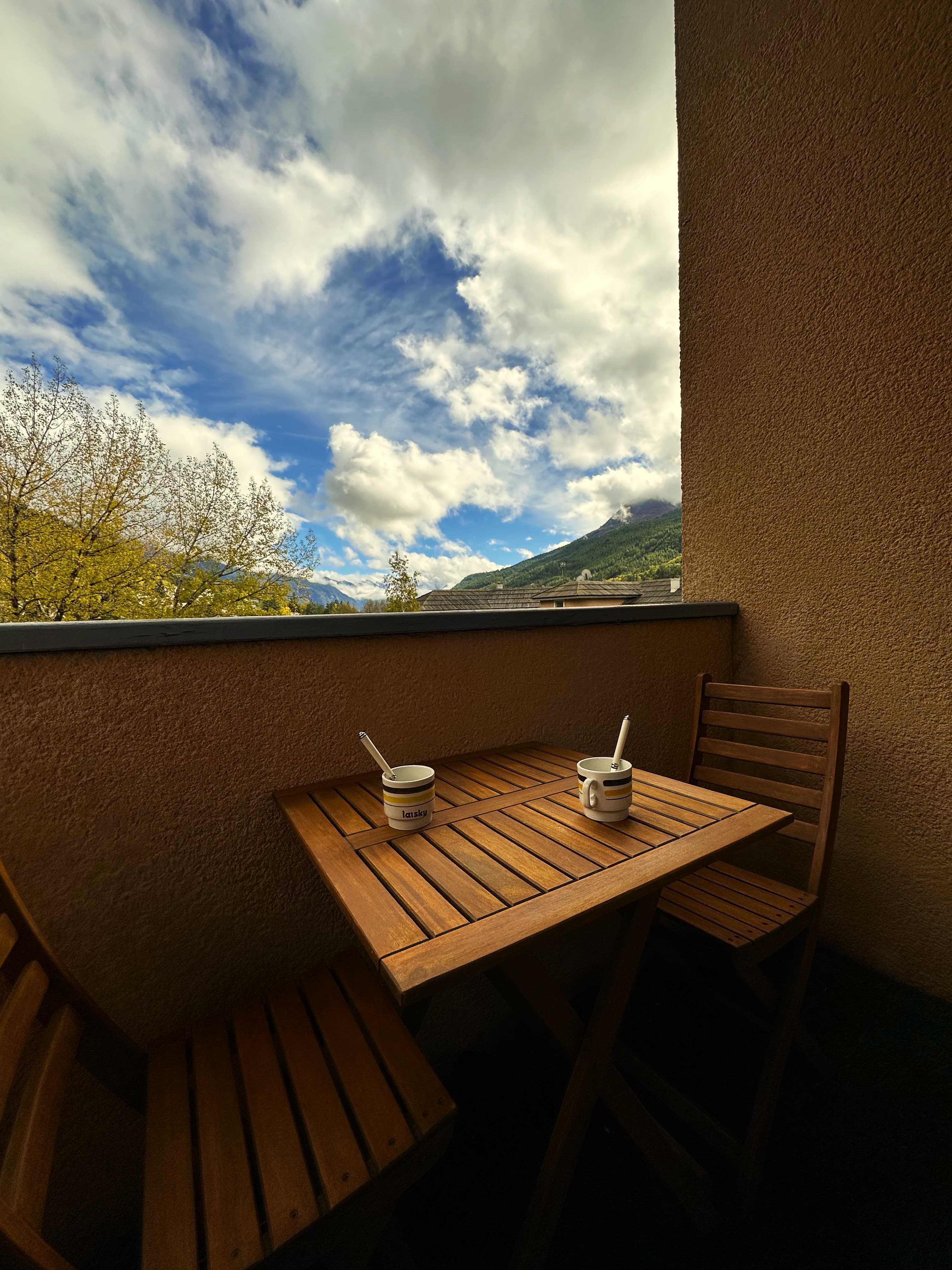 Balcon — café avec vue montagne